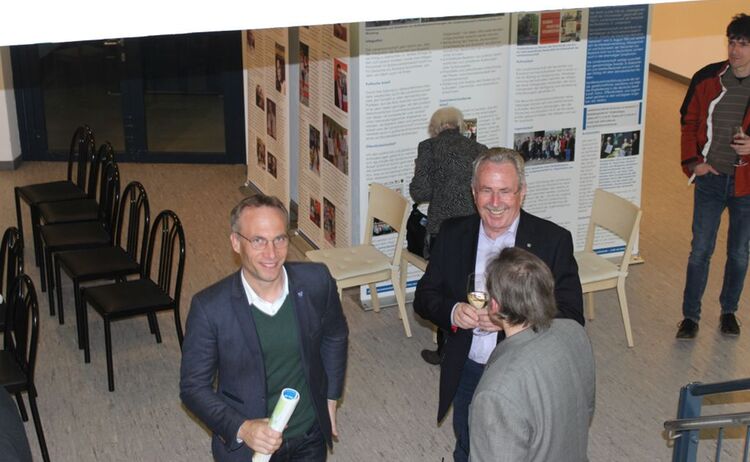 Bürgermeister Robert Pötzsch im Gespräch mit dem ehemaligen Landrat Georg Huber bei der Ausstellung Deutsche aus Russland : Zum Vergrößern auf Bild klicken