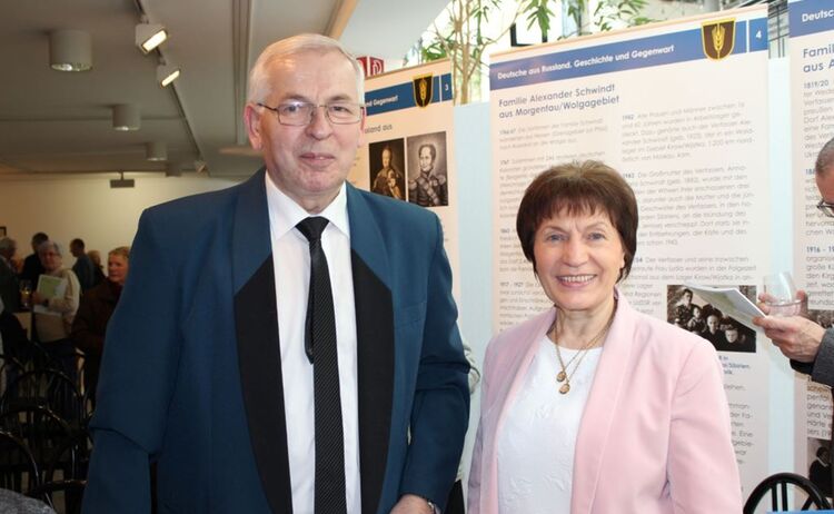 Zwei Besucher der Ausstellung Deutsche aus Russland : Zum Vergrößern auf Bild klicken