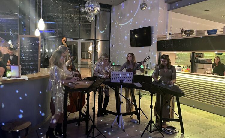 Die Formation ZitherRausch spielt im Foyer: Zum Vergrößern auf Bild klicken