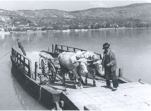 Ausstellungsfoto Die Gerufenen auf der Donaufähre um 1930 