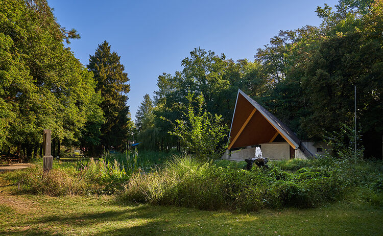 Stadtparkpavillion mit Teich im Sommer: Klick öffnet eine vergrößerte Ansicht