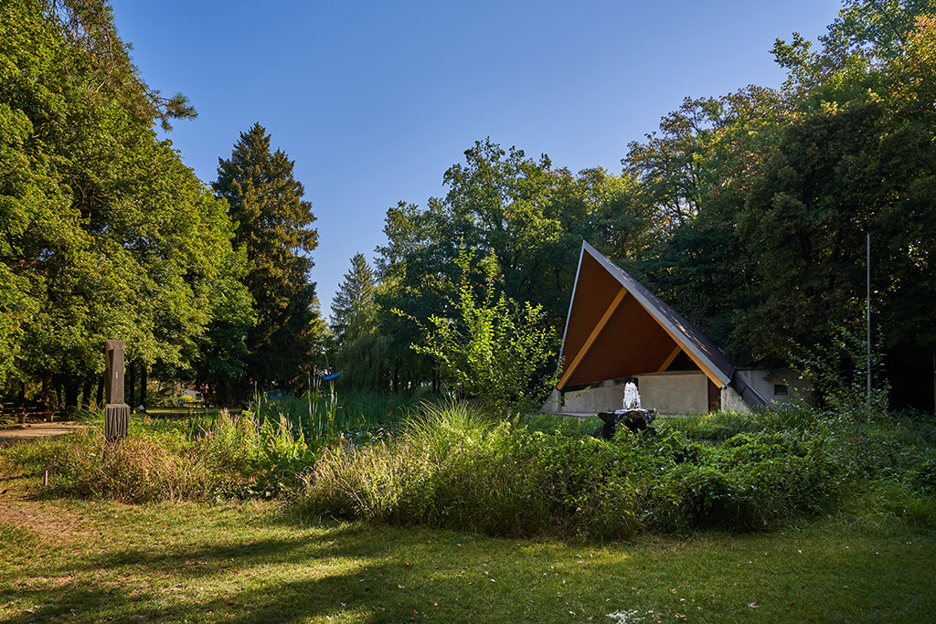 Stadtparkpavillion mit Teich im Sommer