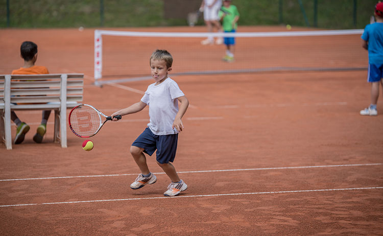 Ein Kleinkind spielt Tennis : Klick öffnet eine vergrößerte Ansicht