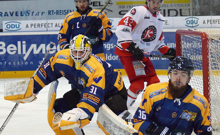 Eishockeyspieler in der Eishalle : Klick öffnet eine vergrößerte Ansicht