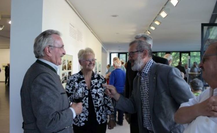 Ehemaliger Landrat Georg Huber im Gespräch mit Inge Schnabl und Richard Fischer bei der Ausstellung Ein Kanal entsteht: Zum Vergrößern auf Bild klicken