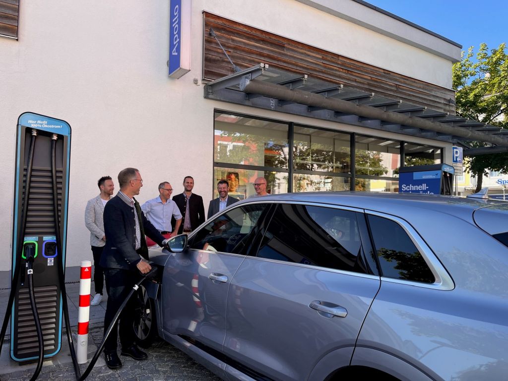 Erster Bürgermeister Robert Pötzsch tankt sein E-Auto an der neu errichteten Schnellladesäule. 