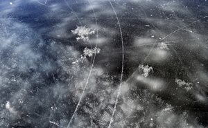 Zerkratzte Eisfläche eines zugefrorenen Sees Zerkratzte Eisfläche eines zugefrorenen Sees