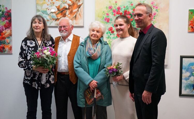Elke Keiper, Museumsleiterin, Horst Preibisch mit Ehefrau, Lydia Partsch, Kulturreferentin und Robert Pötzsch, Erster Bürgermeister vor blumigen Bildern: Zum Vergrößern auf Bild klicken