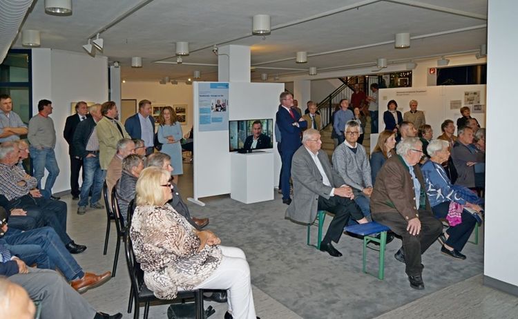 Besucher bei der Eröffnung der Ausstellung Energie die in der Erde steckt: Klick öffnet eine vergrößerte Ansicht