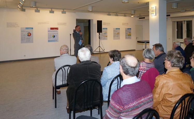 Besucher bei der Eröffnung der Ausstellung Energie die in der Erde steckt: Klick öffnet eine vergrößerte Ansicht