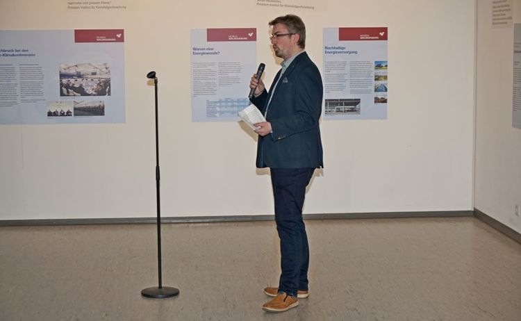 Besucher bei der Eröffnung der Ausstellung Energie die in der Erde steckt: Zum Vergrößern auf Bild klicken