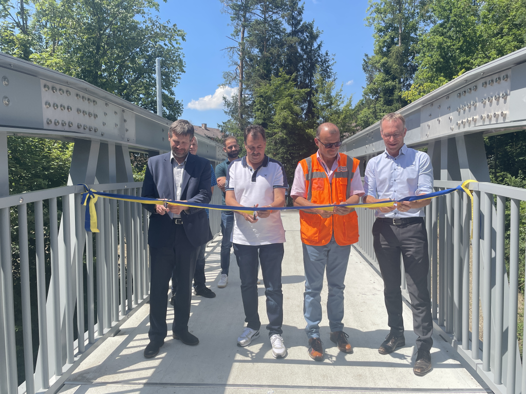 Herbert Lechner, Geschäftsführer Stadtwerke, Frank Matthes vom Ingenieurbüro Behringer & Partner, Thomas Wiesbauer von der Strabag AG und Erster Bürgermeister Robert Pötzsch schneiden offiziell das Band auf der Brücke durch