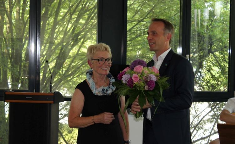 Erster Bürgermeister Robert Pötzsch übergibt einen Blumenstraß bei der Eröffnung der Ausstellung Rimpler Glas: Klick öffnet eine vergrößerte Ansicht