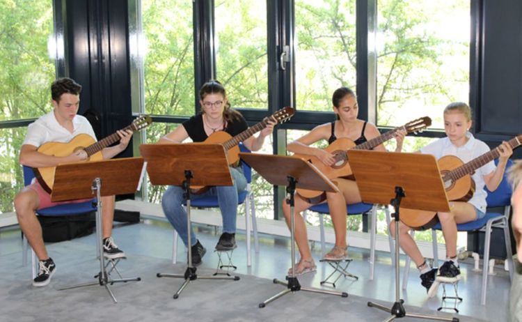 Vier Gitarrenspieler bei der Eröffnung der Ausstellung Rimpler Glas: Klick öffnet eine vergrößerte Ansicht