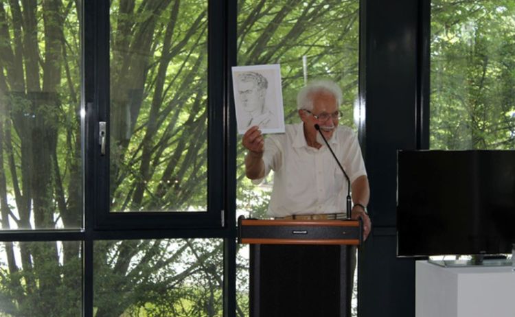 Ein Redner bei der Eröffnung der Ausstellung Rimpler Glas: Zum Vergrößern auf Bild klicken