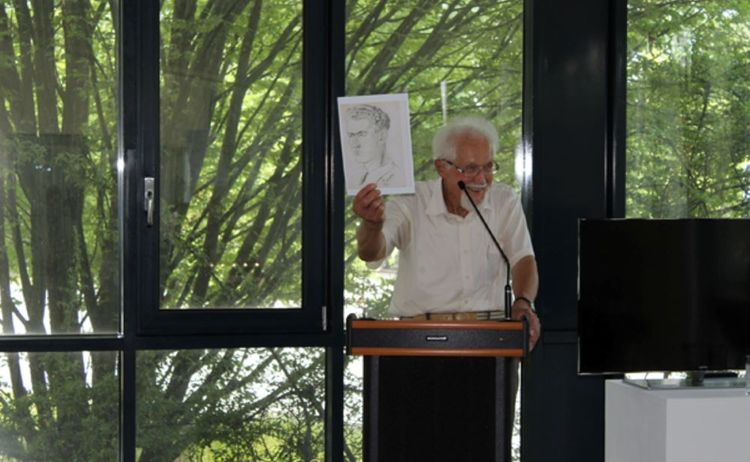 Ein Redner bei der Eröffnung der Ausstellung Rimpler Glas: Klick öffnet eine vergrößerte Ansicht