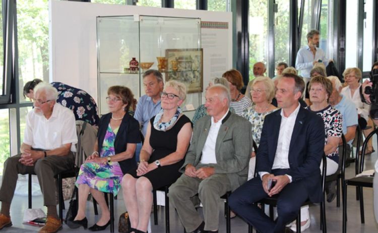 Besucher bei der Eröffnung der Ausstellung Rimpler Glas hören sich die Rede an: Klick öffnet eine vergrößerte Ansicht