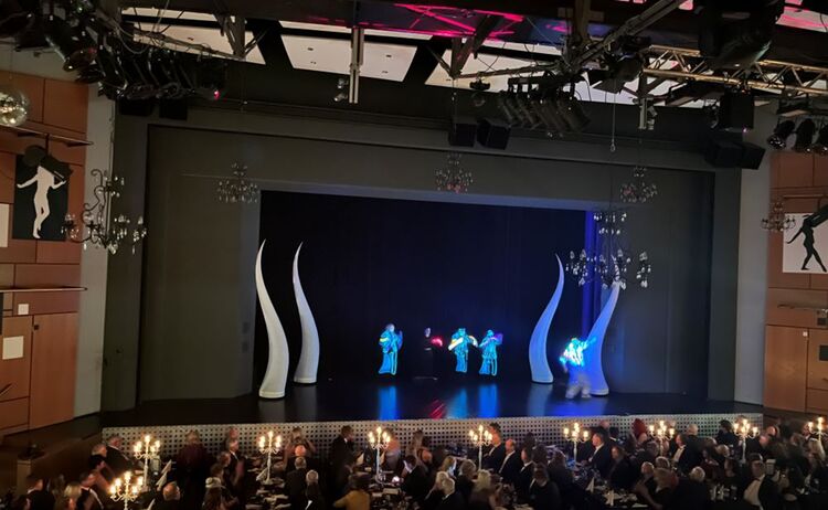 Eröffnungsshow mit Urban Movement Studio in LED-Anzügen: Zum Vergrößern auf Bild klicken