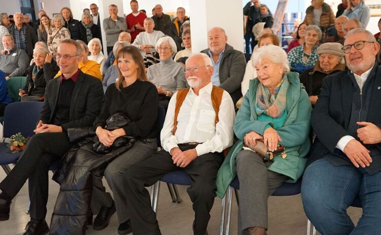 Erster Bürgermeister R. Pötzsch mit Frau, Horst Preibisch mit Frau, Norbert Fischer Erster Vorstand vom Förderverein Stadtmuseum und viele weitere Gäste bei der Eröffnung: Zum Vergrößern auf Bild klicken