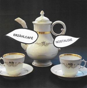 Nostalgisches Kaffeegeschirr und Sprechblasen „Erzählcafe“ und „Nostalgie“