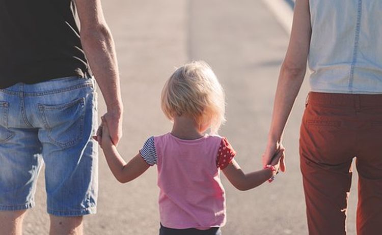  Symboldbild Waldkraiburg für Kinder & Familien, das ein Kind Hand in Hand mit seinen Eltern zeigt: Zum Vergrößern auf Bild klicken