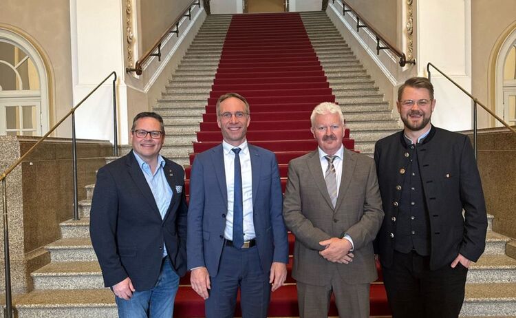 Landtagsabgeordneter Markus Saller gemeinsam mit Ersten Bürgermeister Robert Pötzsch und Bürgermeister Erwin Baumgartner (Neumarkt) und Michael Hetzl (Mühldorf)