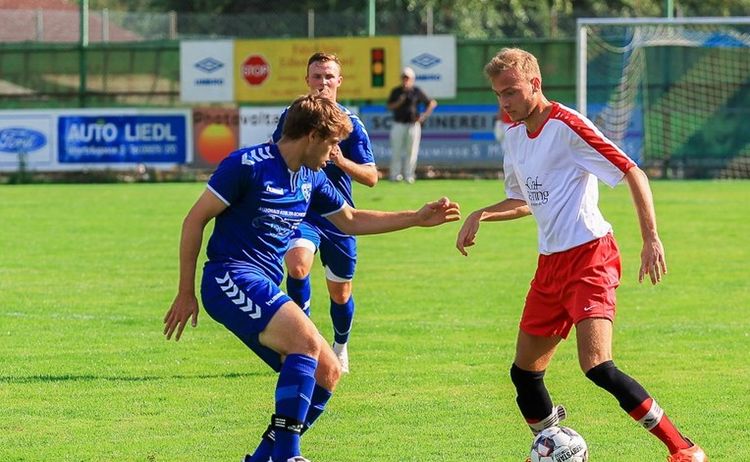 Zweikampf im Fußball : Klick öffnet eine vergrößerte Ansicht