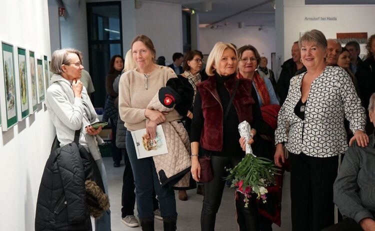 Gäste bei der Ausstellungseröffnung: Zum Vergrößern auf Bild klicken