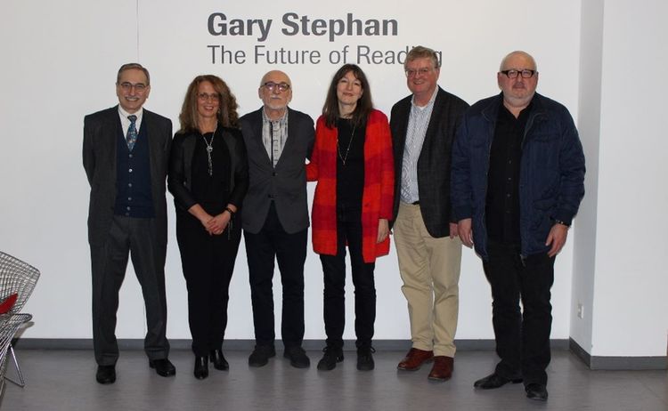 Besucher bei der Ausstellung von Gary Stephan: Klick öffnet eine vergrößerte Ansicht