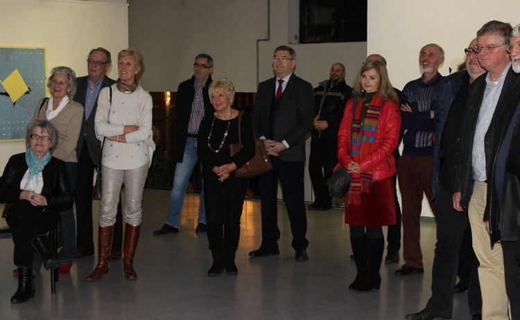 Besucher bei der Ausstellung von Gary Stephan: Klick öffnet eine vergrößerte Ansicht