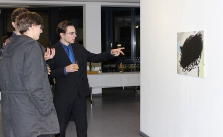 Zwei Besucher diskutieren über ein Kunstwerk von Gary Stephan: Zum Vergrößern auf Bild klicken