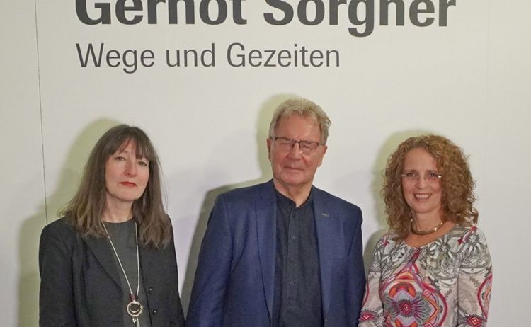 Elke Keiper und Karin Bressel mit Künstler Gernot Sorgner: Zum Vergrößern auf Bild klicken