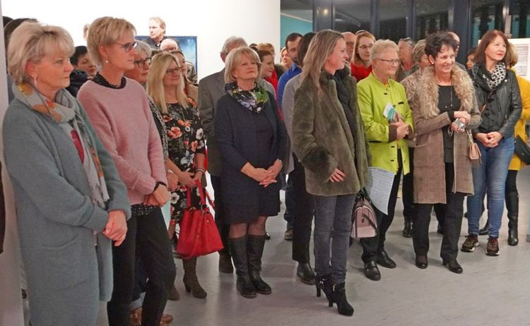 Besucher lauschen der Eröffnungsrede der Ausstellung von Gernot Sorgner: Zum Vergrößern auf Bild klicken