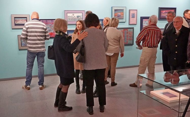 Besucher unterhalten sich bei der Ausstellung von Gernot Sorgner: Klick öffnet eine vergrößerte Ansicht