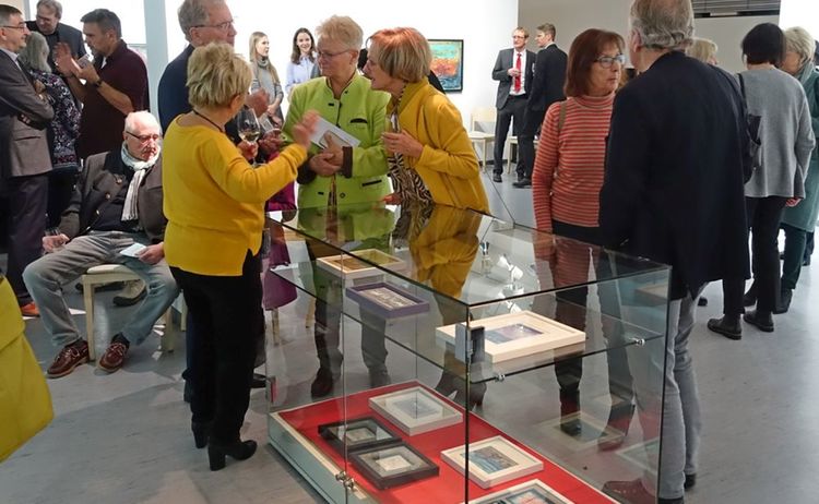 Besucher unterhalten sich bei der Ausstellung von Gernot Sorgner: Zum Vergrößern auf Bild klicken