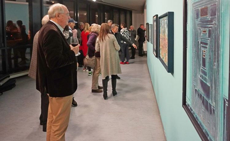 Besucher betrachten die Bilder von Gernot Sorgner: Klick öffnet eine vergrößerte Ansicht