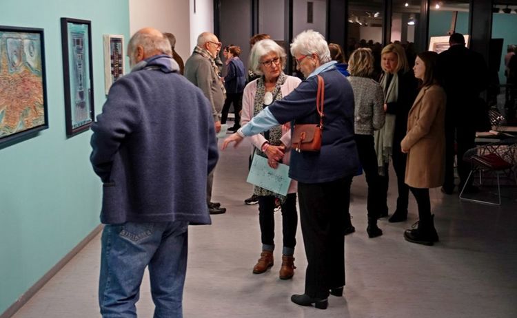 Besucher unterhalten sich bei der Ausstellung von Gernot Sorgner: Klick öffnet eine vergrößerte Ansicht