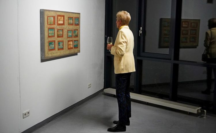 eine Besucherin sieht sich ein Bild von Gernot Sorgner an: Zum Vergrößern auf Bild klicken