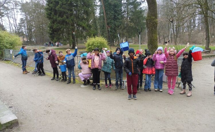 Gruppenfoto der Schüler der Goethe Grundschule beim Rama Dama im Stadtpark: Klick öffnet eine vergrößerte Ansicht
