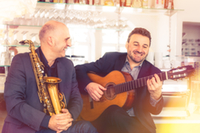 2 Musiker mit Gitarre und Saxophon 2 Musiker mit Gitarre und Saxophon