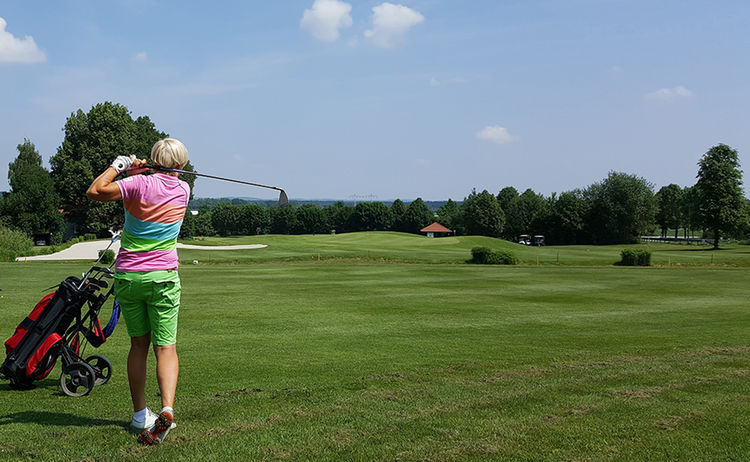 Golfspielerin auf dem Golfplatz: Klick öffnet eine vergrößerte Ansicht