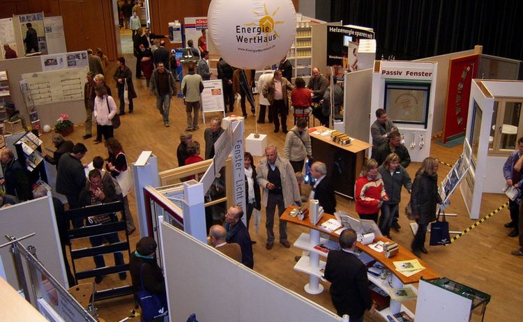 Blick in eine Ausstellung im Großen Saal im haus der Kultur: Klick öffnet eine vergrößerte Ansicht