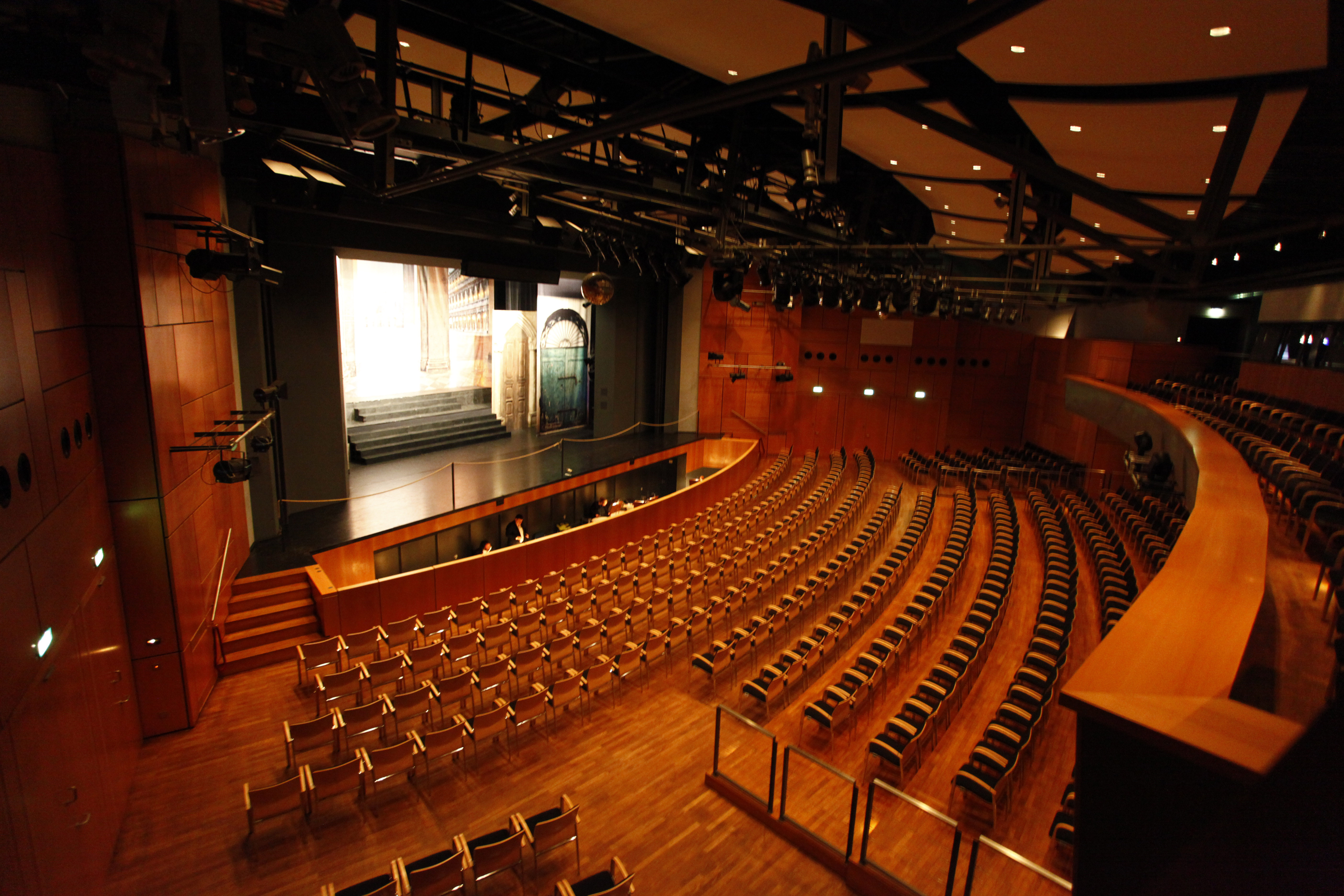 Innenaufnahme des Großen Saal mit Orchestergraben im Haus der Kultur