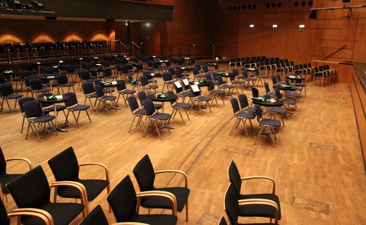 Bestuhlung im großen Saal im Haus der Kultur: Zum Vergrößern auf Bild klicken