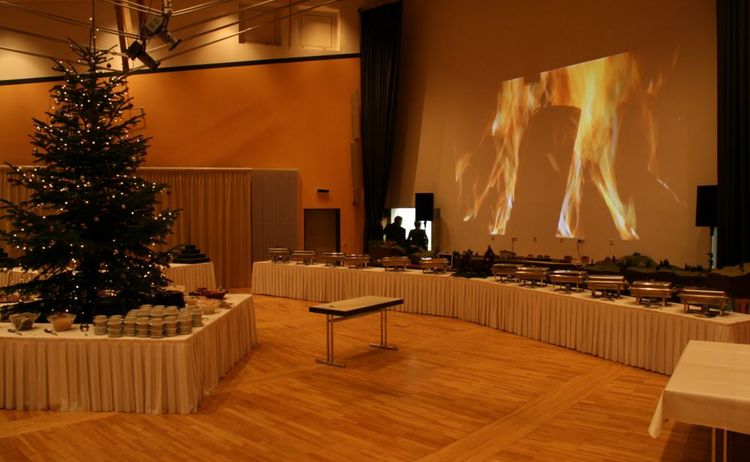 Der Große Saal im Haus der Kultur ist für eine Weihnachtsfeier dekoriert: Klick öffnet eine vergrößerte Ansicht