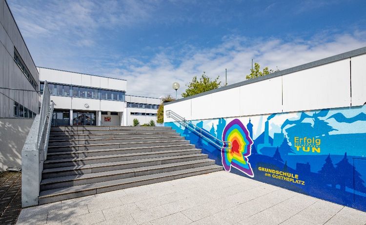 Außenansicht der Grundschule am Goetheplatz: Zum Vergrößern auf Bild klicken