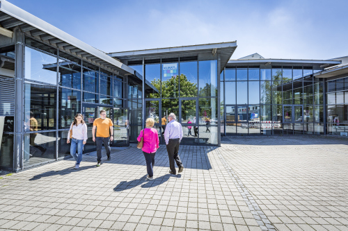 Außenansicht Haus der Kultur mit Bürgern 