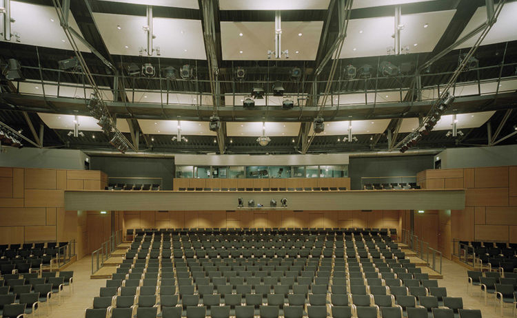 Aufname des Großen Saal im Haus der Kultur von der Bühne aus: Zum Vergrößern auf Bild klicken