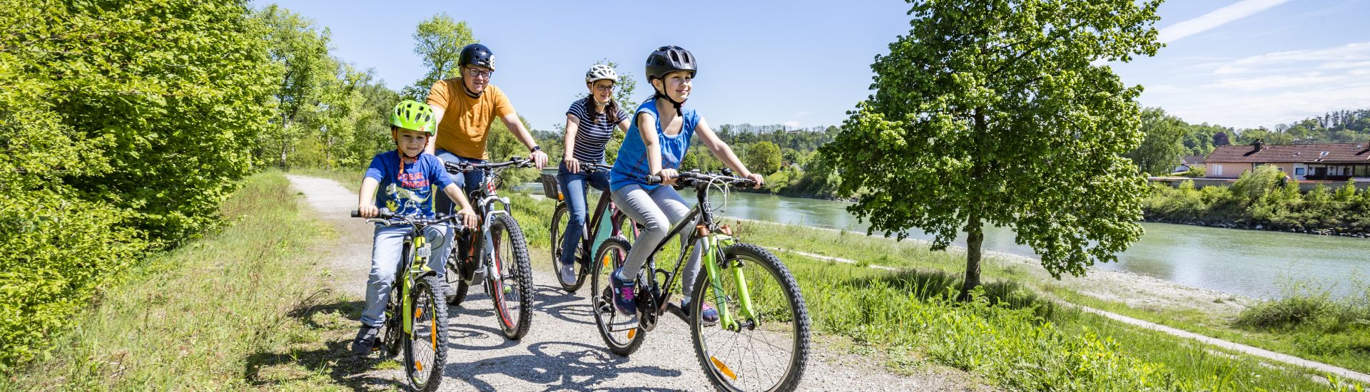 Eine Familie fährt am Inn Fahrrad