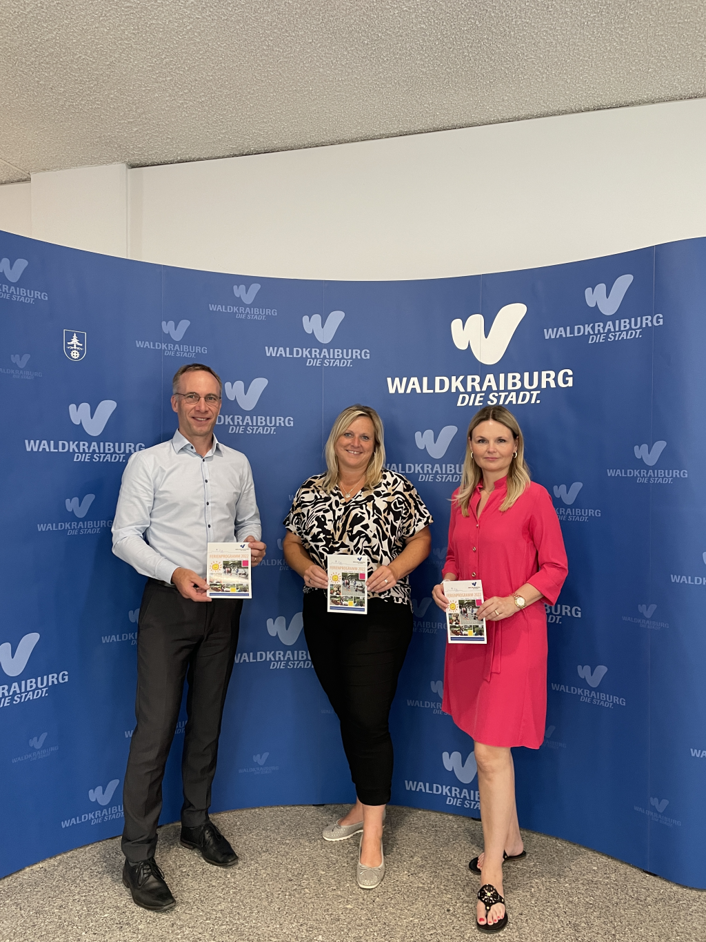 Erster Bürgermeister Robert Pötzsch, Ferienprogramm Organisatorin Manuela Lang und Familienreferentin Christine Graupner präsentieren das neue Ferienprogramm Erster Bürgermeister Robert Pötzsch, Ferienprogramm Organisatorin Manuela Lang und Familienreferentin Christine Graupner präsentieren das neue Ferienprogramm